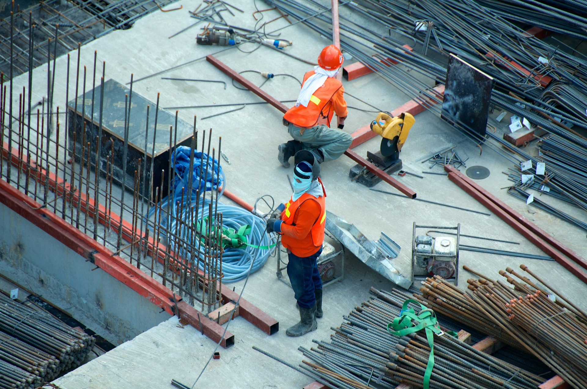 Safety equipment and controlled work on site